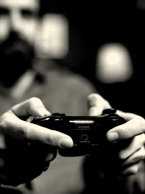 Manos sosteniendo un control de videojuegos